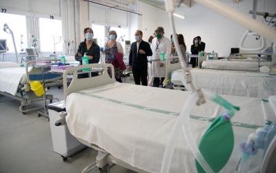 La consellera Alba Vergés, l'alcaldessa Marta Farrés i el director general del Taulí, Joan Martí, durant la visita | Roger Benet